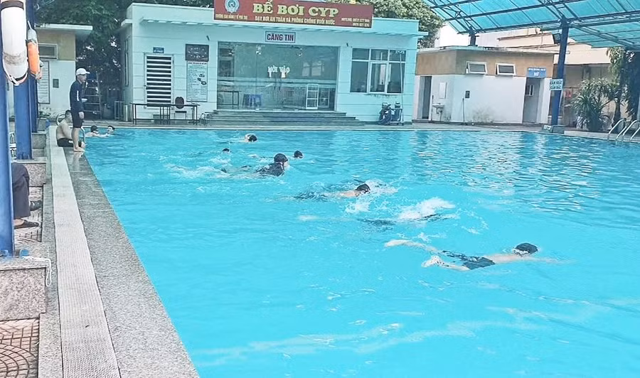 Học sinh trường Tiểu học Hùng Vương, TX Phú Thọ tích cực học bơi trong hè