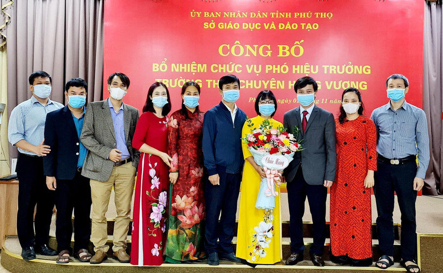 Tập thể BCH Đảng ủy trường THPT Chuyên Hùng Vương tặng hoa chúc mừng Nhà giáo ưu tú Nguyễn Thị Thanh Thủy (thứ 4 từ phải sang) được bổ nhiệm giữ chức vụ Phó Hiệu trưởng trường THPT Chuyên Hùng Vương, ngày 01/01/2021 (ảnh NVCC). Tập thể BCH Đảng ủy trường THPT Chuyên Hùng Vương tặng hoa chúc mừng Nhà giáo ưu tú Nguyễn Thị Thanh Thủy (thứ 4 từ phải sang) được bổ nhiệm giữ chức vụ Phó Hiệu trưởng trường THPT Chuyên Hùng Vương, ngày 01/01/2021 (ảnh NVCC).