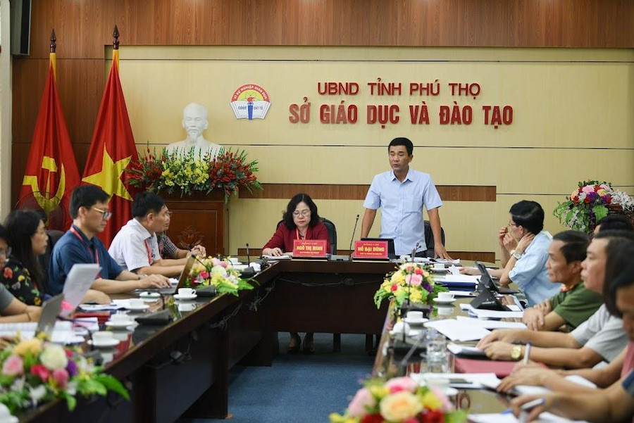 Ông Hồ Đại Dũng Trưởng ban chỉ đạo thi tỉnh Phú Thọ thông tin với Đoàn kiểm tra. Ông Hồ Đại Dũng Trưởng ban chỉ đạo thi tỉnh Phú Thọ thông tin với Đoàn kiểm tra.