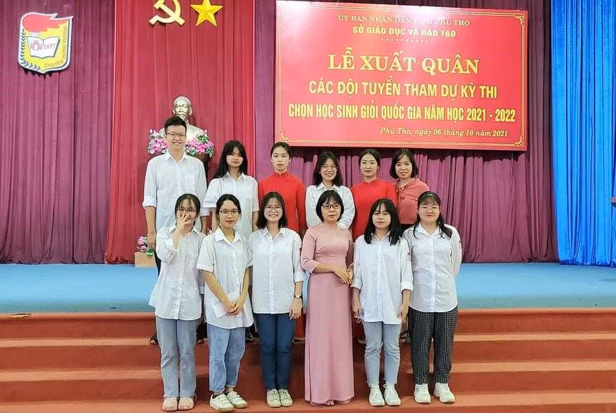 Nhà giáo ưu tú Nguyễn Thị Thanh Thủy cùng học sinh của trường THPT Chuyên Hùng Vương tại Lễ xuất quân các đội tuyển tham dự kỳ thi học sinh giỏi quốc gia năm học 2021 – 2022