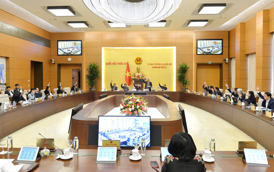 Các ủy viên Ủy ban Thường vụ Quốc hội biểu quyết tán thành việc sắp xếp ĐVHC cấp huyện, xã 6 tỉnh, thành phố. Ảnh: Q.Khánh Các ủy viên Ủy ban Thường vụ Quốc hội biểu quyết tán thành việc sắp xếp ĐVHC cấp huyện, xã 6 tỉnh, thành phố. Ảnh: Q.Khánh