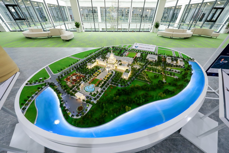 Kiến trúc trường, cảnh quan và nội thất đều do các công ty thiết kế danh tiếng hàng đầu thế giới đảm nhiệm là Aecom (Mỹ); Westgreen (Canada) và Công ty HBA (Mỹ), nhằm mang đến môi trường học tập khơi gợi sáng tạo, truyền cảm hứng “dám nghĩ lớn” cho sinh viên và giảng viên, nghiên cứu viên.