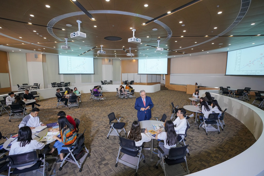 Thư viện kỹ thuật số rộng 4.000m2 với nguồn tài liệu khổng lồ, hoạt động 24/7, là trái tim của Đại học VinUni, là nơi lý tưởng cho việc học nhóm, nghiên cứu và bàn thảo các dự án khởi nghiệp.