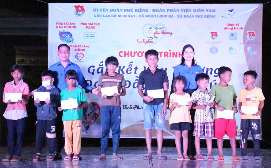 Thầy Tuyển trong một lần tham gia công tác thiện nguyện tại tỉnh Bình Phước.