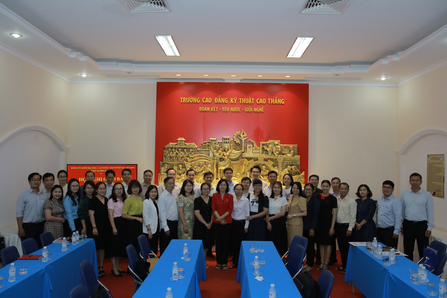 Các đại biểu tham gia hội nghị.