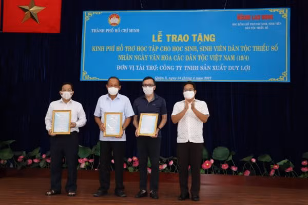 Ông Phạm Minh Tuấn trao thư cảm ơn đơn vị tài trợ.