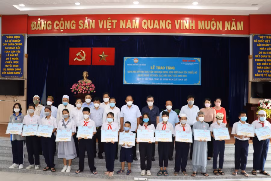 100 suất học bổng cho học sinh, sinh viên dân tộc thiểu số quận 8.