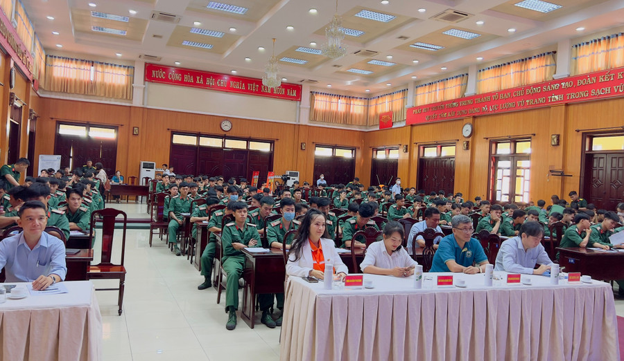 Rất đông các chiến sĩ đến lắng nghe thông tin tại chương trình.