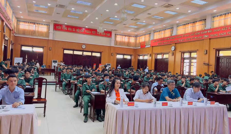 Rất đông các chiến sĩ đến lắng nghe thông tin tại chương trình.