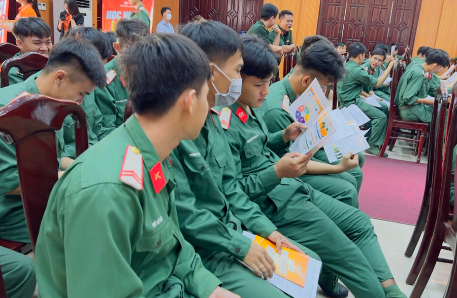 Các chiến sĩ quan tâm và tìm hiểu thông tin về Phổ thông Cao đẳng - FPT Polytechnic.