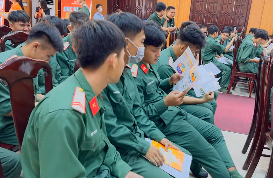 Các chiến sĩ quan tâm và tìm hiểu thông tin về Phổ thông Cao đẳng - FPT Polytechnic.