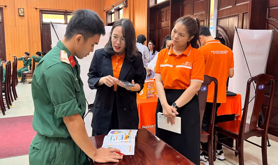 Cô Nguyễn Hoàng Bích Vy giải đáp thắc mắc của chiến sĩ về chương trình học.