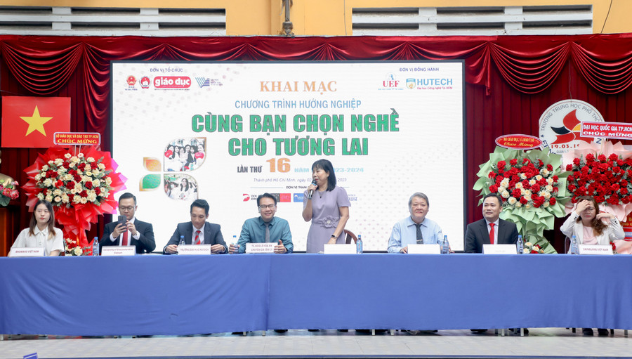 Ban tư vấn giới thiệu đến học sinh những thông tin bổ ích về chọn ngành, chọn trường. Ban tư vấn giới thiệu đến học sinh những thông tin bổ ích về chọn ngành, chọn trường.