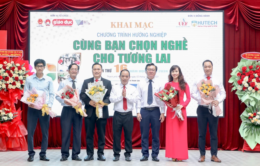 Lãnh đạo Sở GD&ĐT TPHCM và Tạp chí Giáo dục TPHCM tặng hoa cho ban tư vấn.