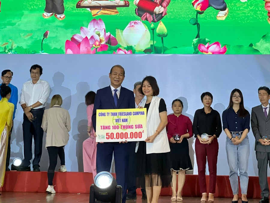 Ông Trịnh Đức Tài, Giám đốc Sở Lao Động Thương Binh tỉnh Bình Dương đánh giá cao sự đóng góp của FrieslandCampina VN – Sữa Cô Gái Hà Lan trong các hoạt động cộng đồng tại địa bàn tỉnh.