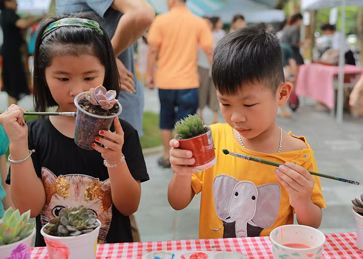 Nhiều cơ sở kinh doanh, trường học tại khu đô thị cũng hòa chung không khí Zero Waste với những hành động thiết thực như sử dụng túi vải tái chế thay túi nilon, dùng chai thủy tinh sử dụng nhiều lần thay chai nhựa, sử dụng cốc sứ thay cốc giấy dùng một lần, ủng hộ những sản phẩm xanh thân thiện môi trường…