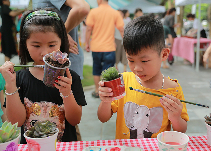 Nhiều cơ sở kinh doanh, trường học tại khu đô thị cũng hòa chung không khí Zero Waste với những hành động thiết thực như sử dụng túi vải tái chế thay túi nilon, dùng chai thủy tinh sử dụng nhiều lần thay chai nhựa, sử dụng cốc sứ thay cốc giấy dùng một lần, ủng hộ những sản phẩm xanh thân thiện môi trường…