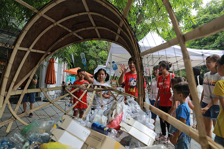 Phiên bản cá Goby ăn rác nhựa làm từ tre và nứa được dựng ngay tại chợ quốc tế cuối tuần nhắn nhủ cư dân và du khách cần hành động ngay để giảm thiểu lượng rác thải nhựa đang có nguy cơ nhấn chìm Trái đất.