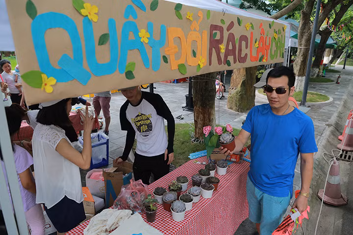 Hàng trăm người xếp hàng đổi rác lấy cây cảnh