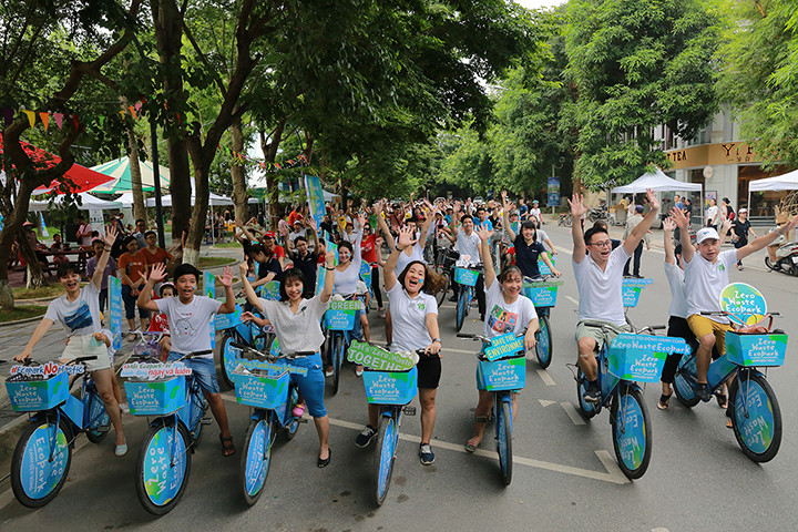 Sáng nay (23/6), tại khu đô thị Ecopark, hàng trăm người đã tuần hành bằng xe đạp và chạy bộ để hưởng ứng chương trình Chiến dịch hành động vì một Thành phố Xanh không rác thải.