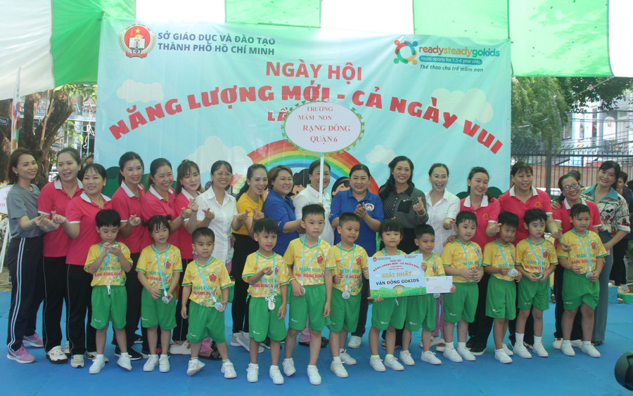 Trẻ Trường Mầm non Rạng Đông Quận 6 đạt giải Nhất nội dung thi vận động liên hoàn 10 môn thể thao phối hợp.
