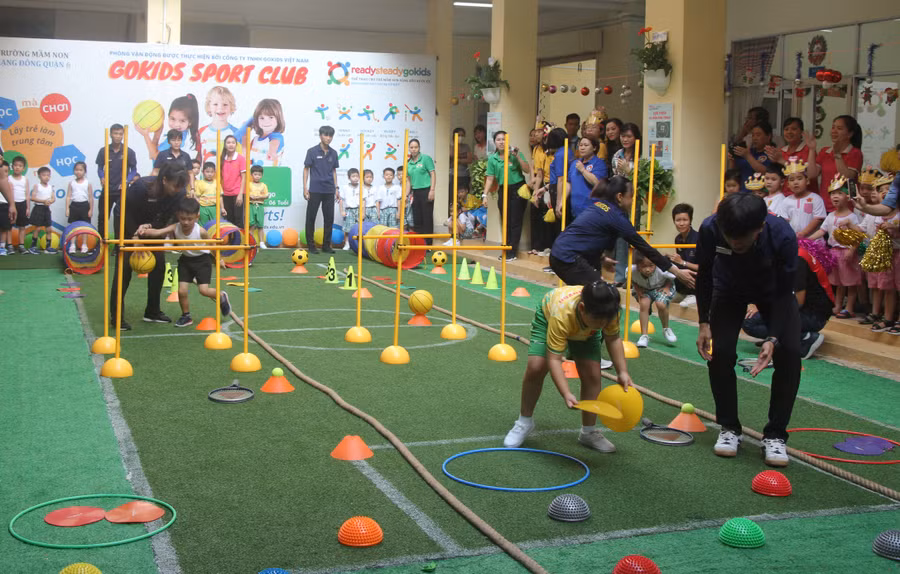 Trẻ mầm non háo hức tham gia phần thi vận động liên hoàn 10 môn thể thao phối hợp.