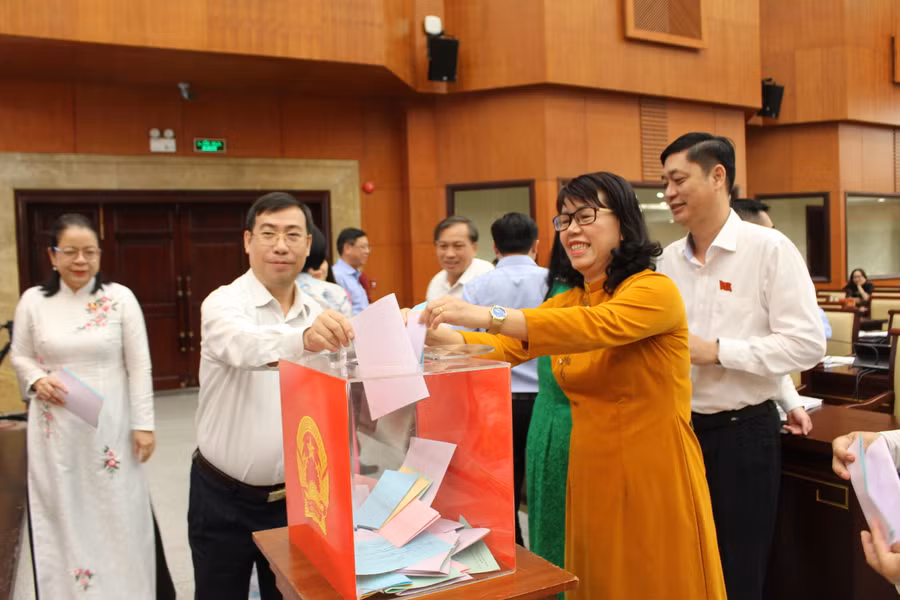 Các đại biểu tiến hành bỏ phiếu.