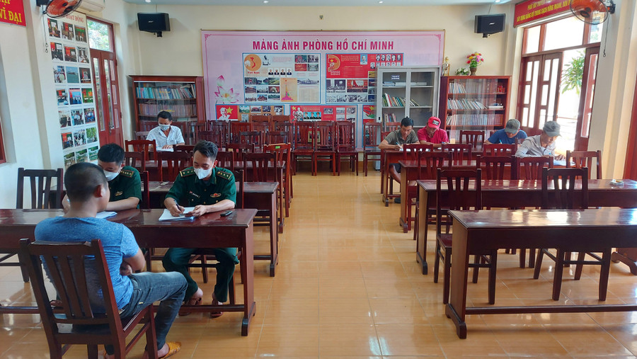 Lực lượng chức năng tiến hành lấy lời khai người điều khiển các phương tiện. Ảnh: Quang Anh.