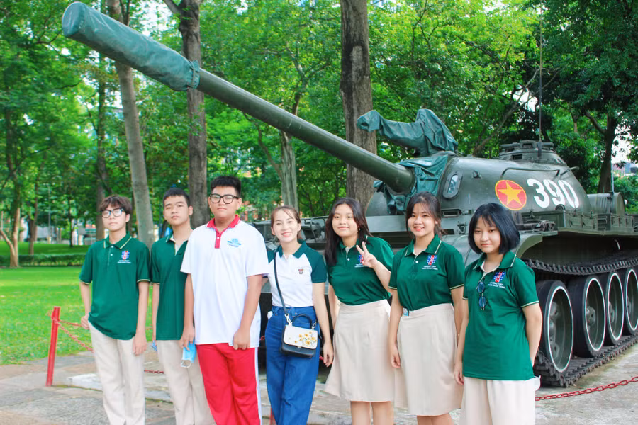 Học sinh Trường THPT Trần Nhân Tông tham quan Dinh Độc lập.