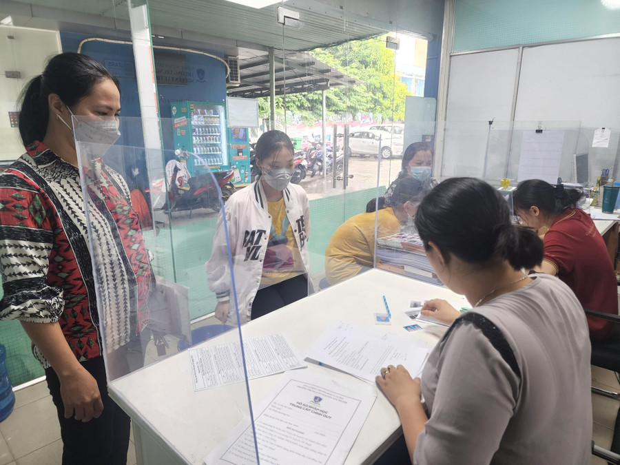 Phụ huynh và học sinh đến đăng ký thủ tục nhập học tại Trường Trung cấp Nguyễn Tất Thành. Phụ huynh và học sinh đến đăng ký thủ tục nhập học tại Trường Trung cấp Nguyễn Tất Thành.