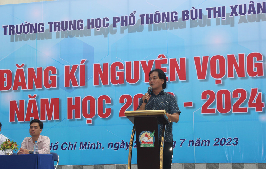 Thầy Huỳnh Thanh Phú phát biểu tại buổi tư vấn. Thầy Huỳnh Thanh Phú phát biểu tại buổi tư vấn.