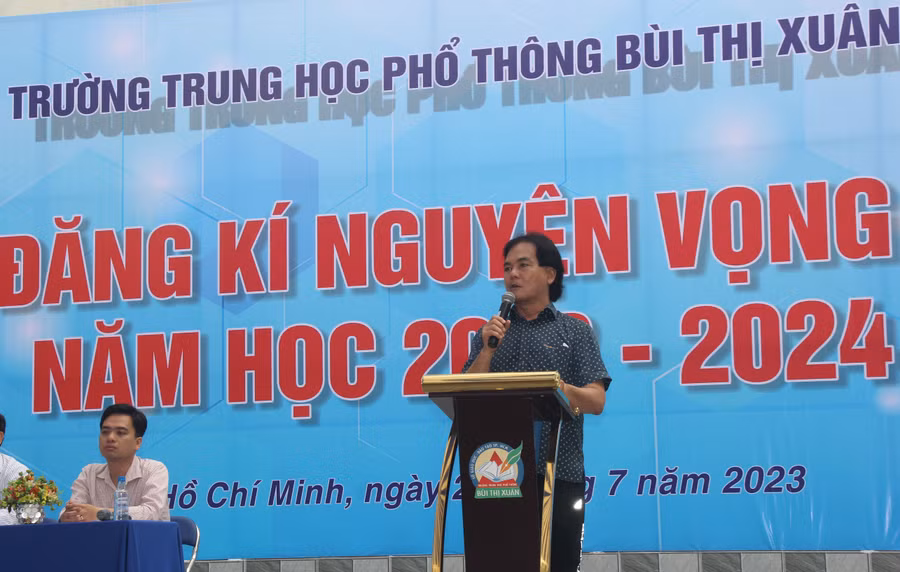 Thầy Huỳnh Thanh Phú phát biểu tại buổi tư vấn.