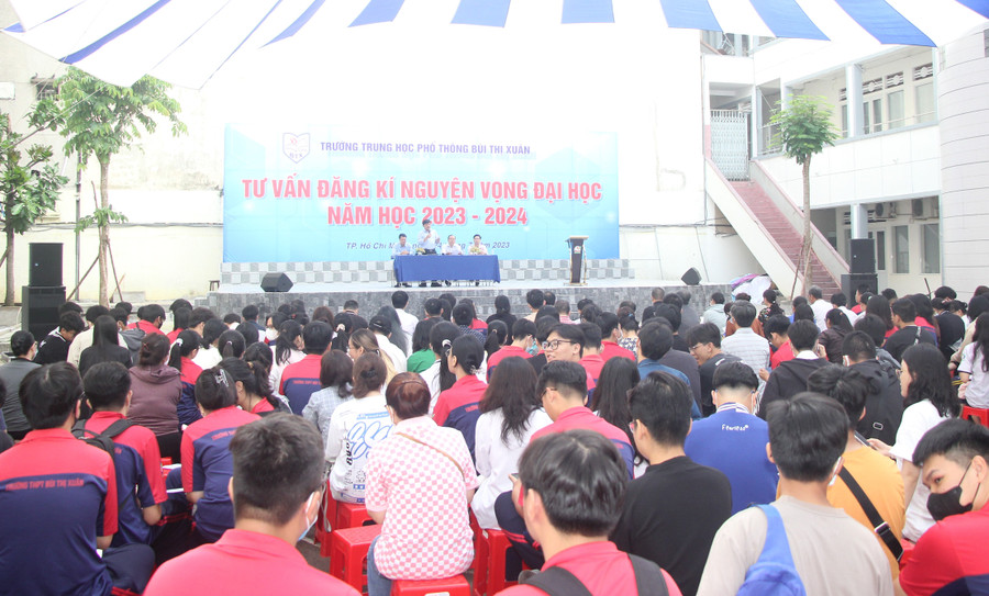 Toàn cảnh buổi tư vấn. Toàn cảnh buổi tư vấn.