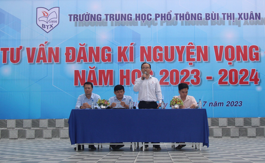 Thầy Nguyễn Hùng Khương cung cấp thông tin cho phụ huynh và học sinh. Thầy Nguyễn Hùng Khương cung cấp thông tin cho phụ huynh và học sinh.