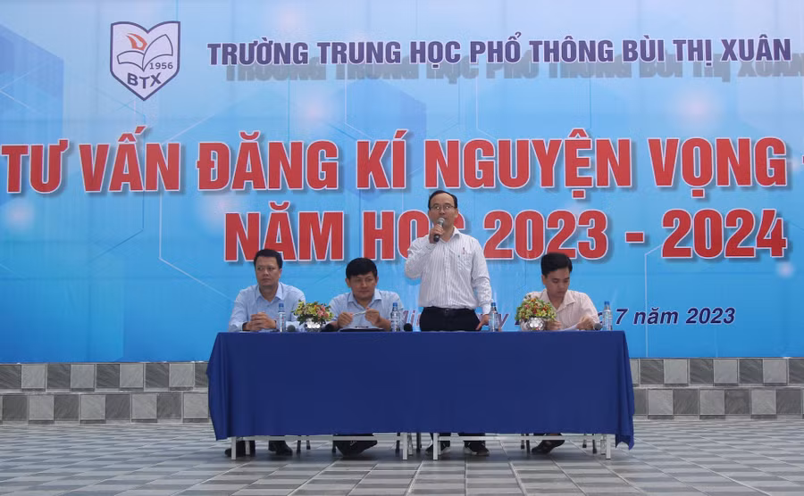 Thầy Nguyễn Hùng Khương cung cấp thông tin cho phụ huynh và học sinh.