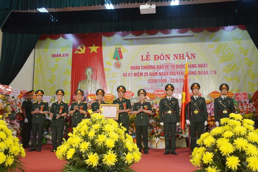 Lãnh đạo Quân khu 2 chúc mừng Đoàn Kinh tế - Quốc phòng 379 được đón nhận Huân chương Bảo vệ Tổ quốc hạng Nhất. 