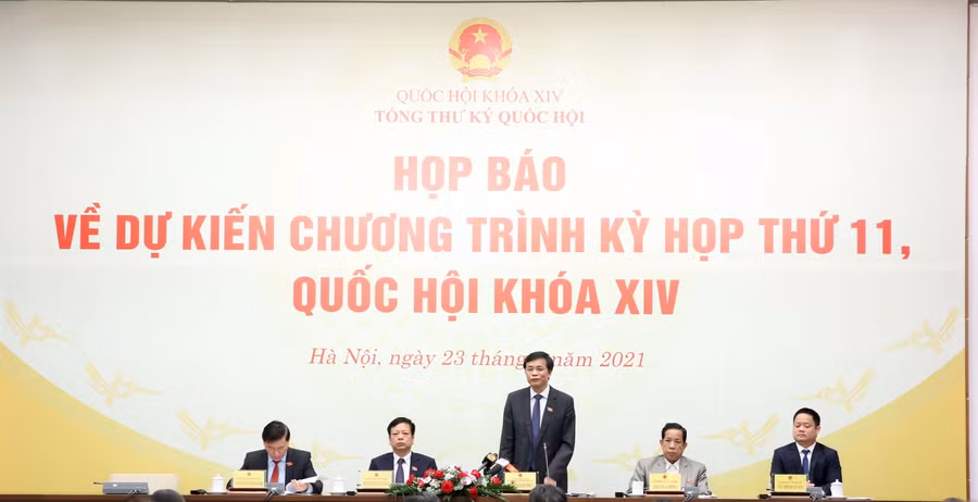 Tổng Thư ký Quốc hội Nguyễn Hạnh Phúc chủ trì họp báo.