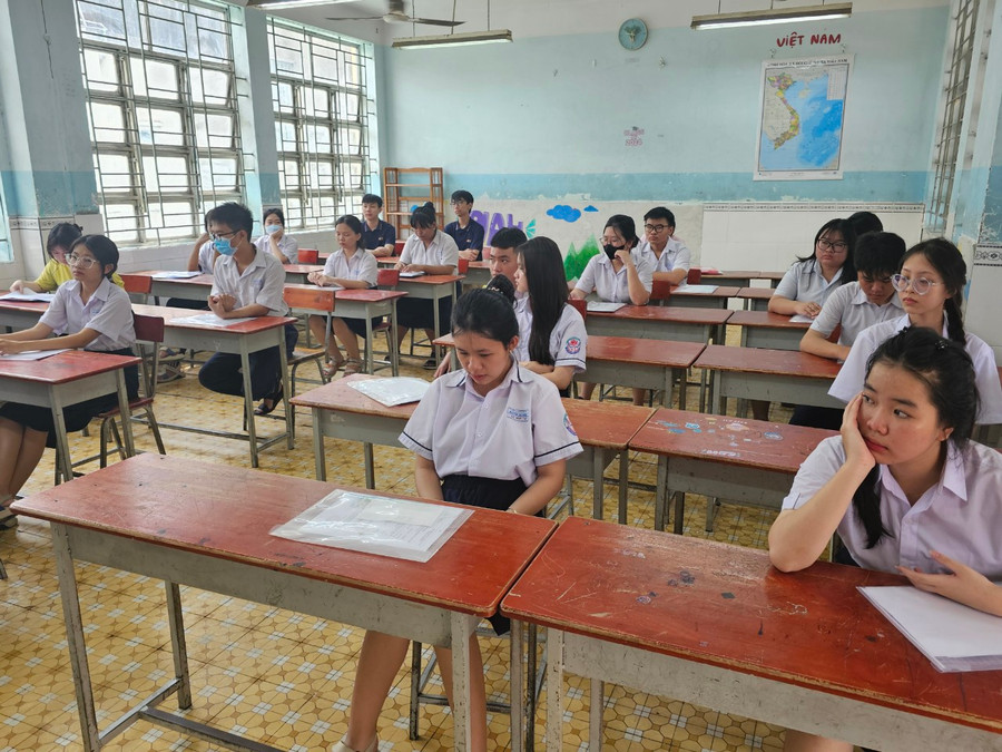 Thí sinh làm thủ tục dự thi tại điểm thi Trường THCS Phan Bội Châu.