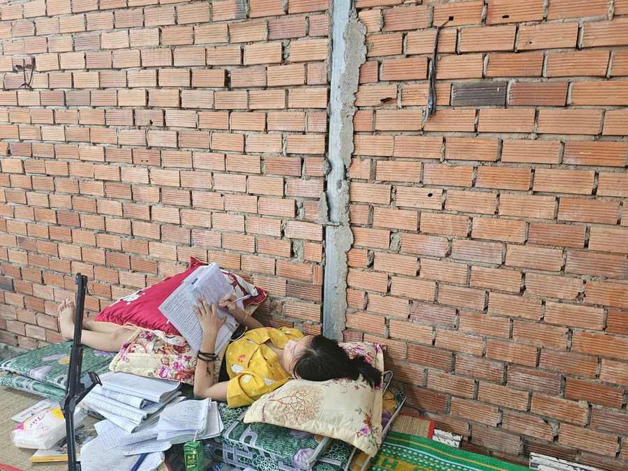 Em N.T.Y.N. ôn bài.