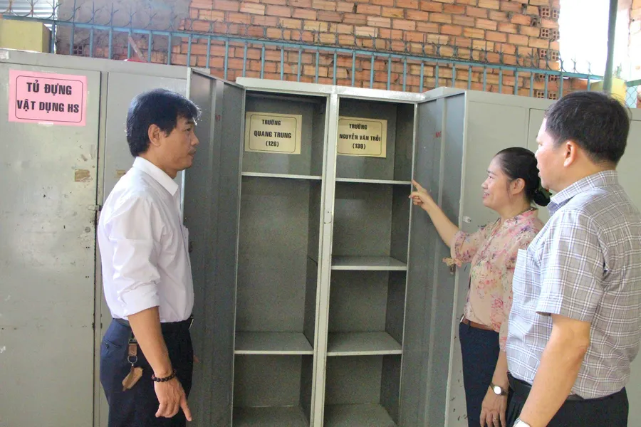 Lãnh đạo phòng Kế hoạch tài chính, Sở GD&ĐT TPHCM kiểm tra tại điểm thi Trường THCS Nguyễn Văn Trỗi (quận Gò Vấp, TPHCM)