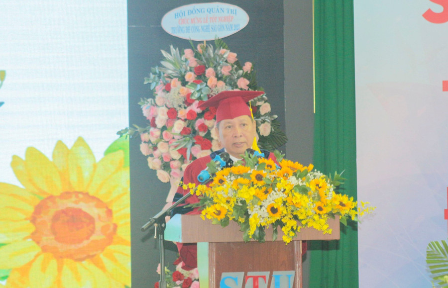 PGS. TS Cao Hào Thi phát biểu tại lễ trao bằng tốt nghiệp. PGS. TS Cao Hào Thi phát biểu tại lễ trao bằng tốt nghiệp.