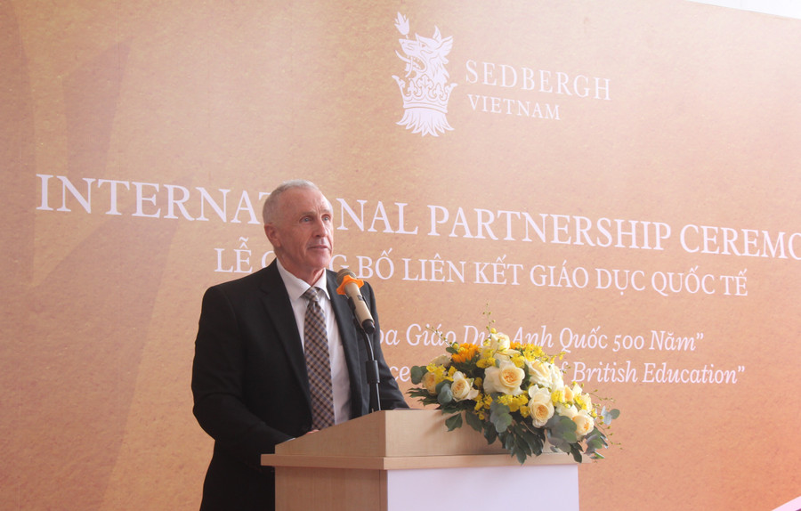 Thầy Pete James Corcoran phát biểu tại buổi công bố. Thầy Pete James Corcoran phát biểu tại buổi công bố.