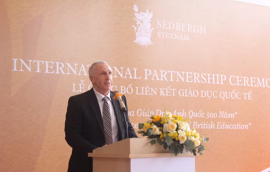 Thầy Pete James Corcoran phát biểu tại buổi công bố.