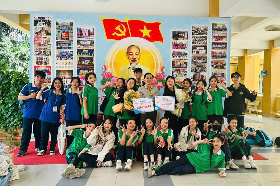 Thầy trò Trường THPT Tây Thạnh vui mừng sau khi đạt giải. Thầy trò Trường THPT Tây Thạnh vui mừng sau khi đạt giải.