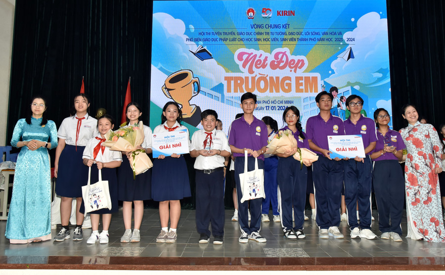 Ban tổ chức trao giải cho các đội đạt giải Nhì. Ban tổ chức trao giải cho các đội đạt giải Nhì.