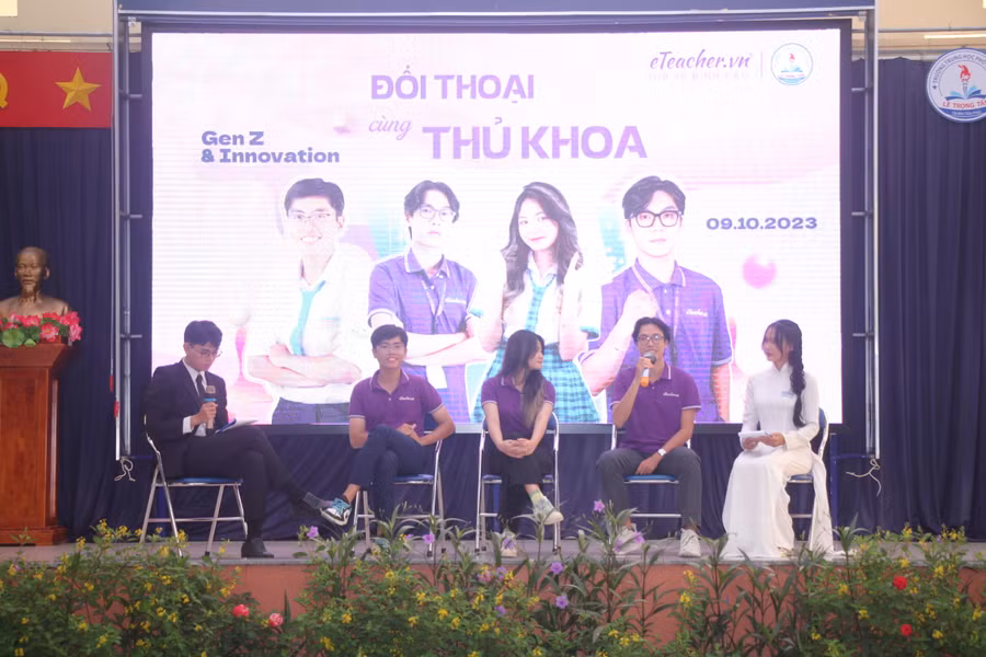 Thủ khoa các trường THPT ở TP HCM năm học 2023 tiết lộ bí quyết đạt điểm cao trong kỳ thi quan trọng.