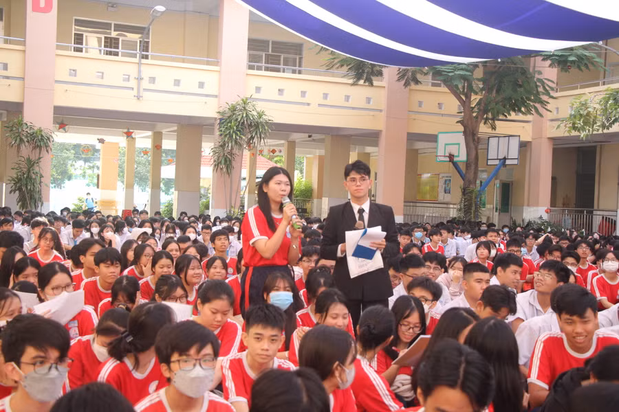 Học sinh đặt câu hỏi với các thủ khoa.