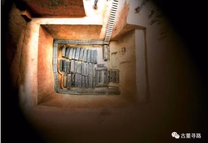 Bên trong ngôi mộ chứa 46 chiếc quan tài kỳ lạ.