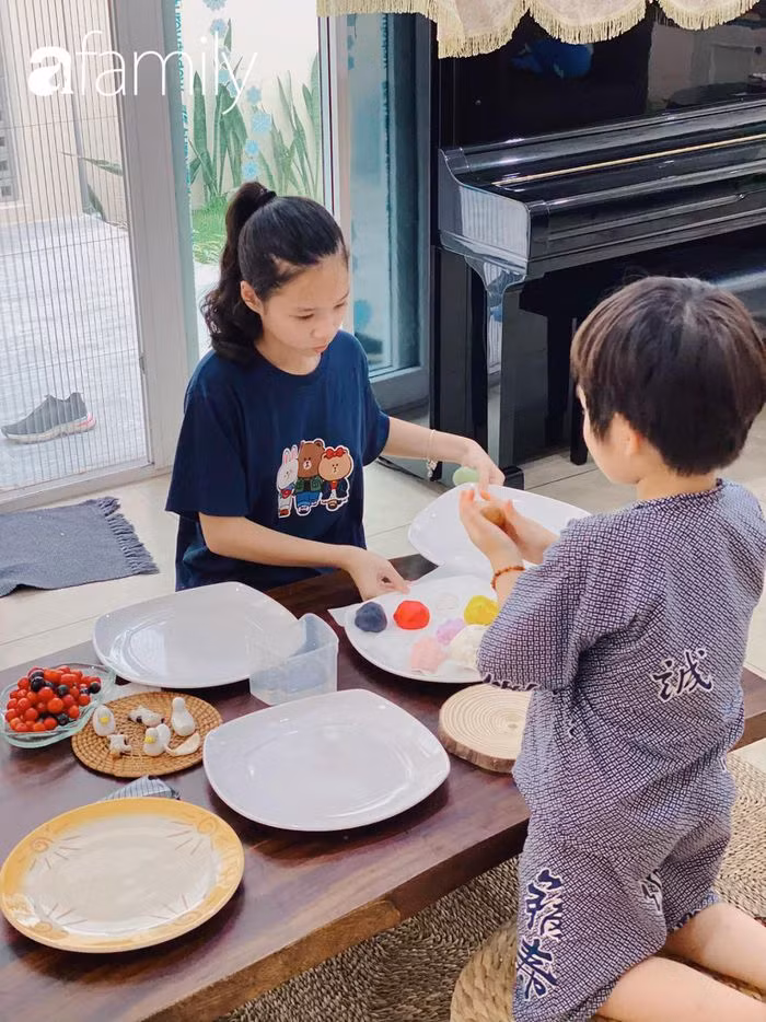 Hiện tại, Nhím có thể tự làm các loại bánh, mẹ chỉ hỗ trợ để thành phẩm đẹp mắt hơn thôi.