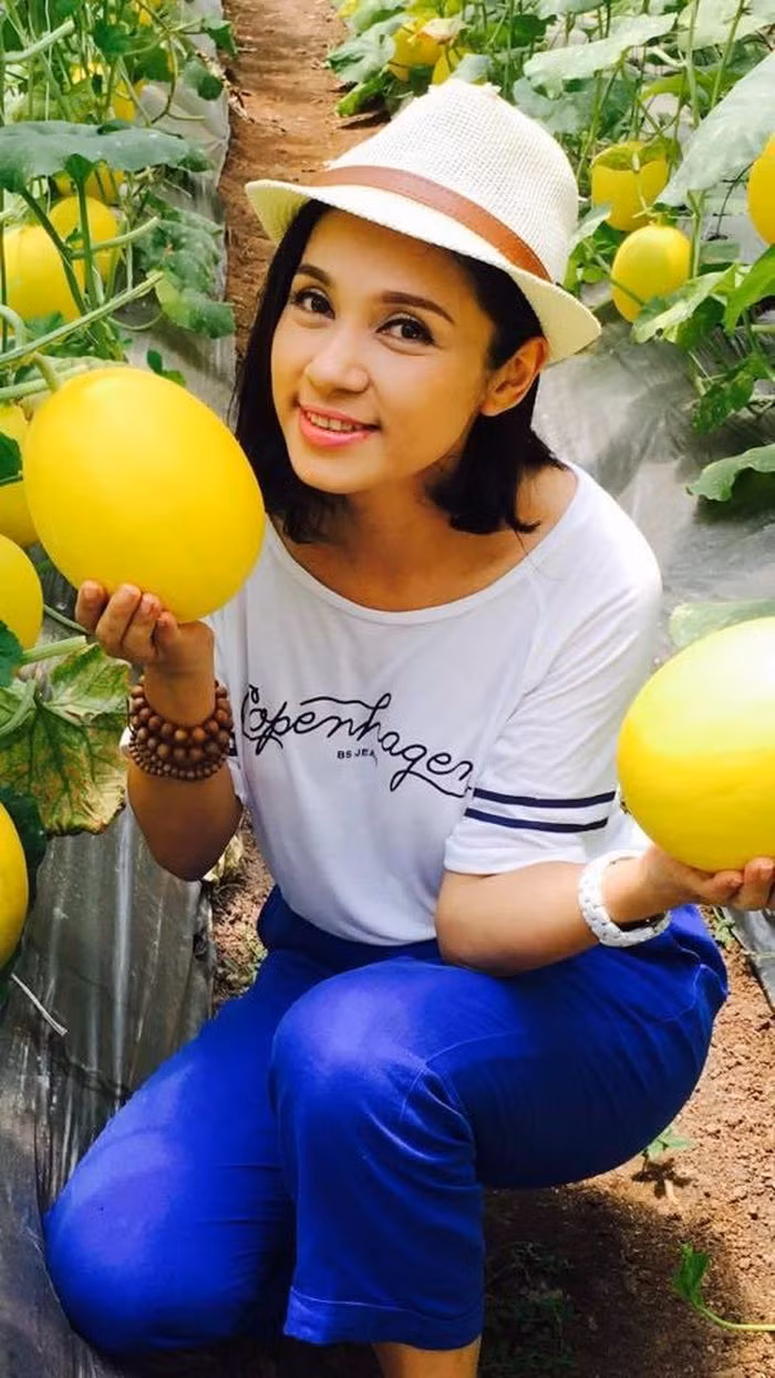 Xấp xỉ tuổi 50 vẫn trẻ đẹp, Việt Trinh tuyên bố độc thân suốt đời ảnh 29